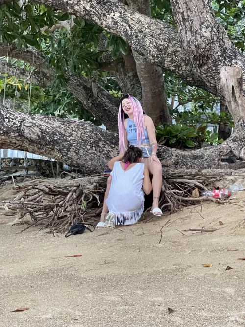Girlfriend licked right on a public beach 🤪💦 Girlfriend licked right on a public beach 🤪💦