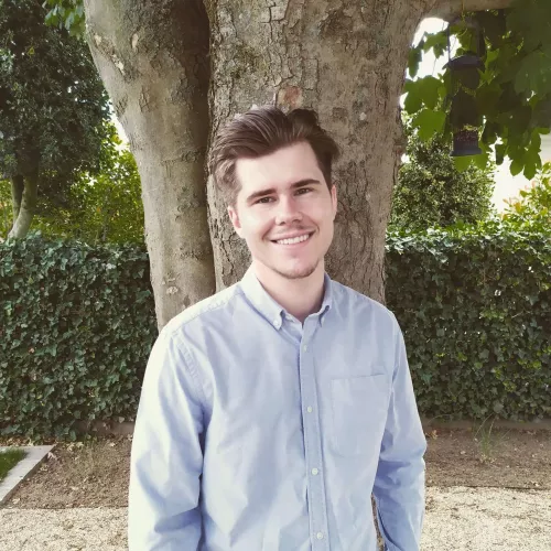 Good tinder photo? 😅 Good tinder photo? 😅