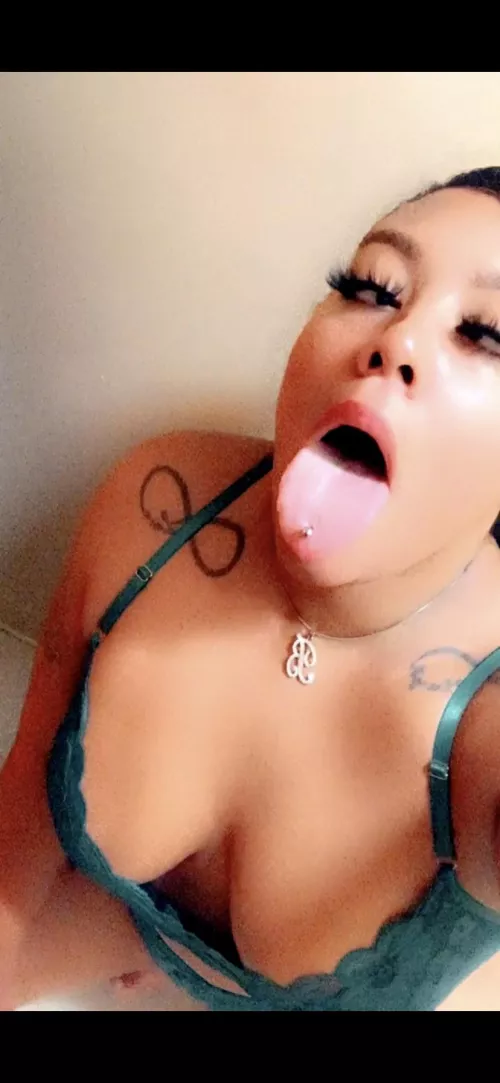 Hi daddy 💋 Big tits & ass melanin goddess at your service . Always available for chat so cum show me what you’ve got 🍆 🤤. link in comments Hi daddy 💋 Big tits & ass melanin goddess at your service . Always available for chat so cum show me what you’ve got 🍆 🤤. link in comments