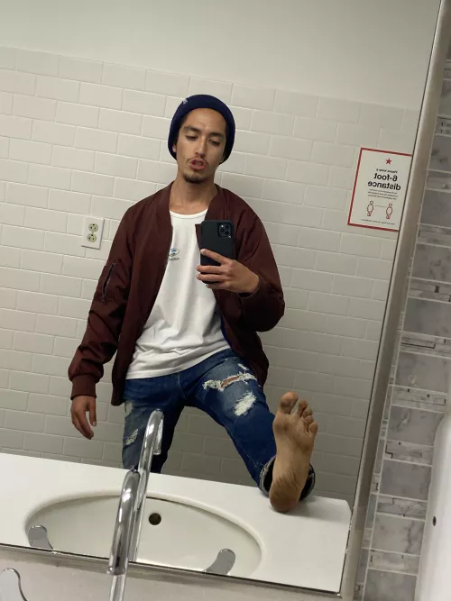 Just another barefoot Twink at the mall π£π Just another barefoot Twink at the mall π£π