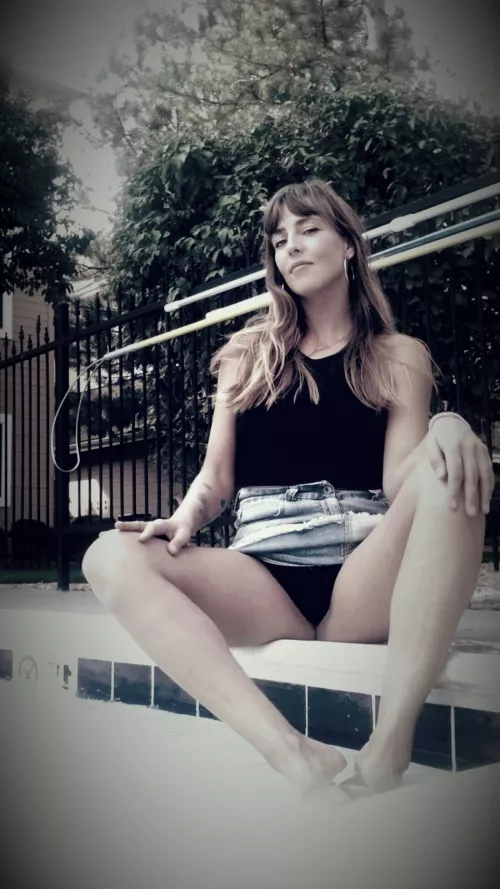 Leg spreading by the pool. Married girl here😇😈 Leg spreading by the pool. Married girl here😇😈