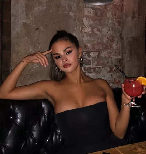 Selena Gomez and her massive tits are so sexy Selena Gomez and her massive tits are so sexy