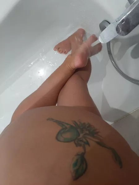Water tickle my feet Water tickle my feet