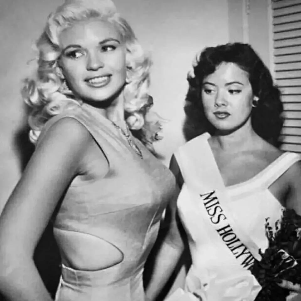 Jayne Mansfield posing with Miss Hollywood (1957)