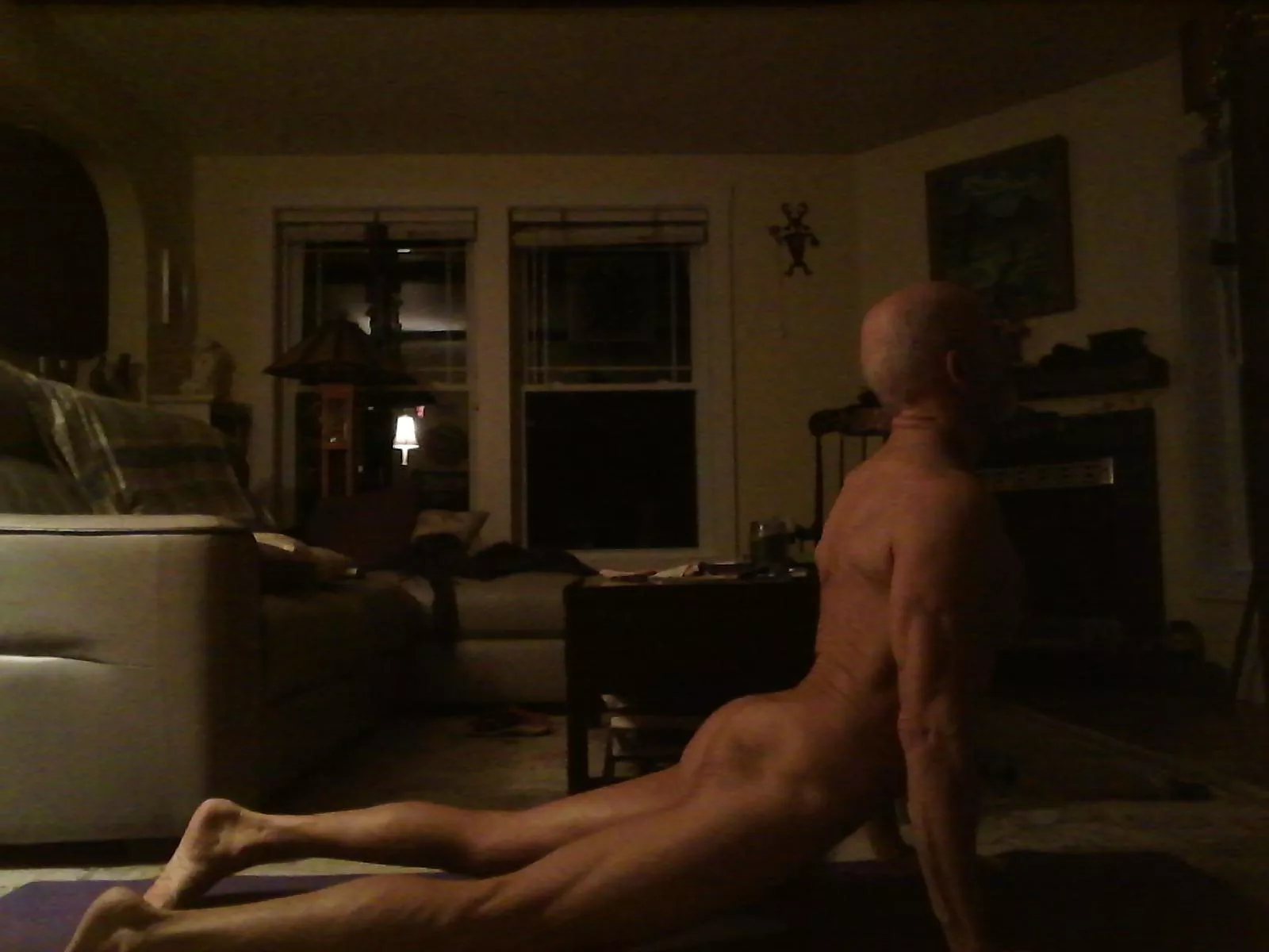 [M] wide leg seal to keep an old back (74) flexible