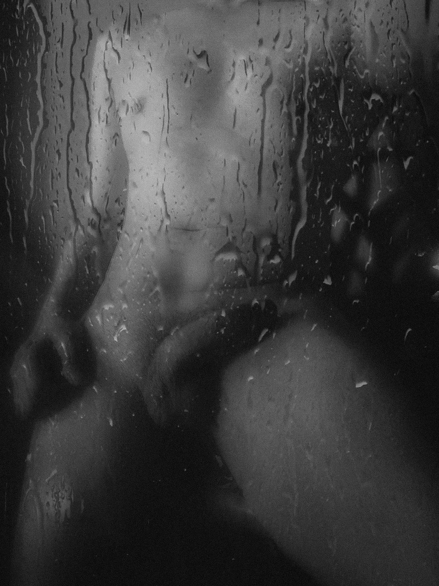 I can hear outside, the rain is tapping on the leaves.