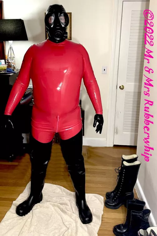 I think Catsuits, Waders & Gas Masks we’re made for one another 🥰