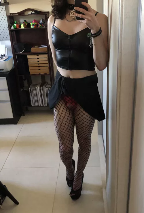 Feeling like a Goth Slut 🖤🦇🖤 (May need to zoom a little xD)
