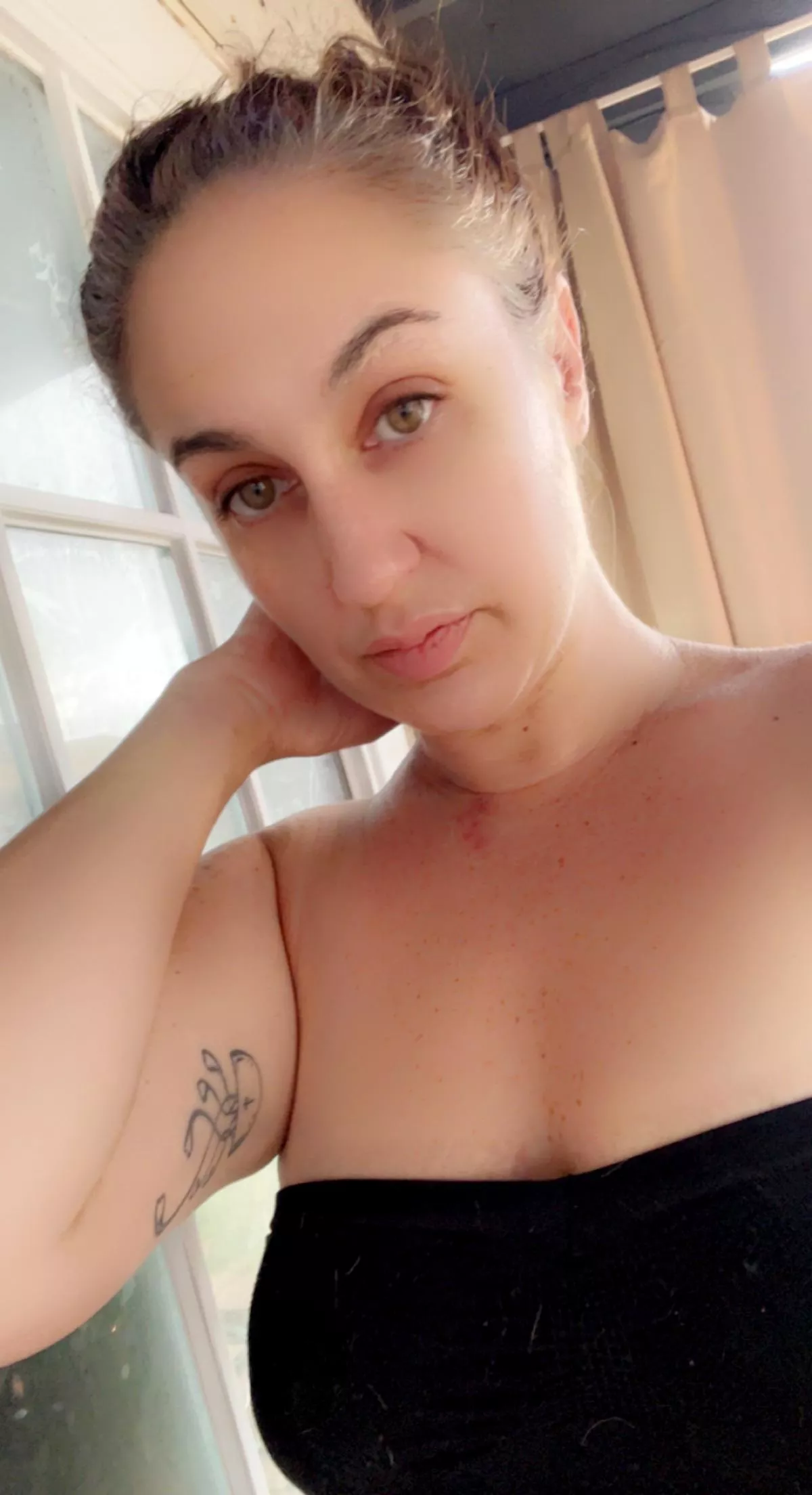 Hi my loves. ❤️ Cum play 🥰 Fat ass 🍑 Big titties 🍈🍈 Seductive eyes. 👀 Thicc in all the right places 💁🏽‍♀️ I want to make you cum hard and long. Link’s in bio and in the comments. Frequent promos and trials. Wanna see the 