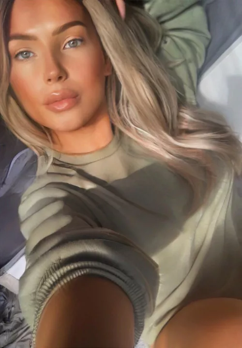 Today at 4pm you can see what I got underneath my sweater in riding position😏🔥only on my Onlyfans🔥 FREE subscription!😈