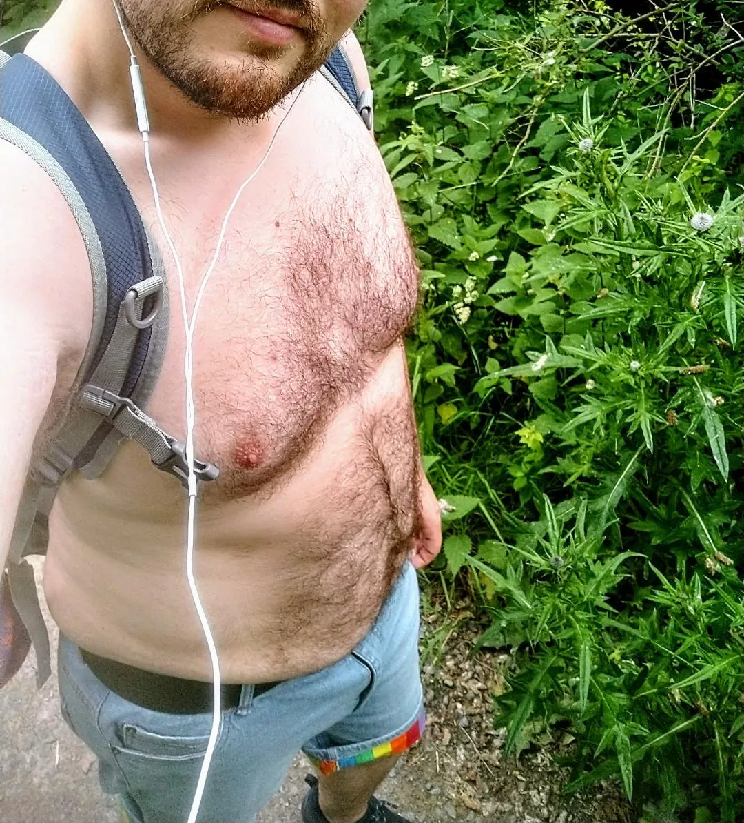 Walked to the beach shirtless earlier, definitely got a few looks 👀