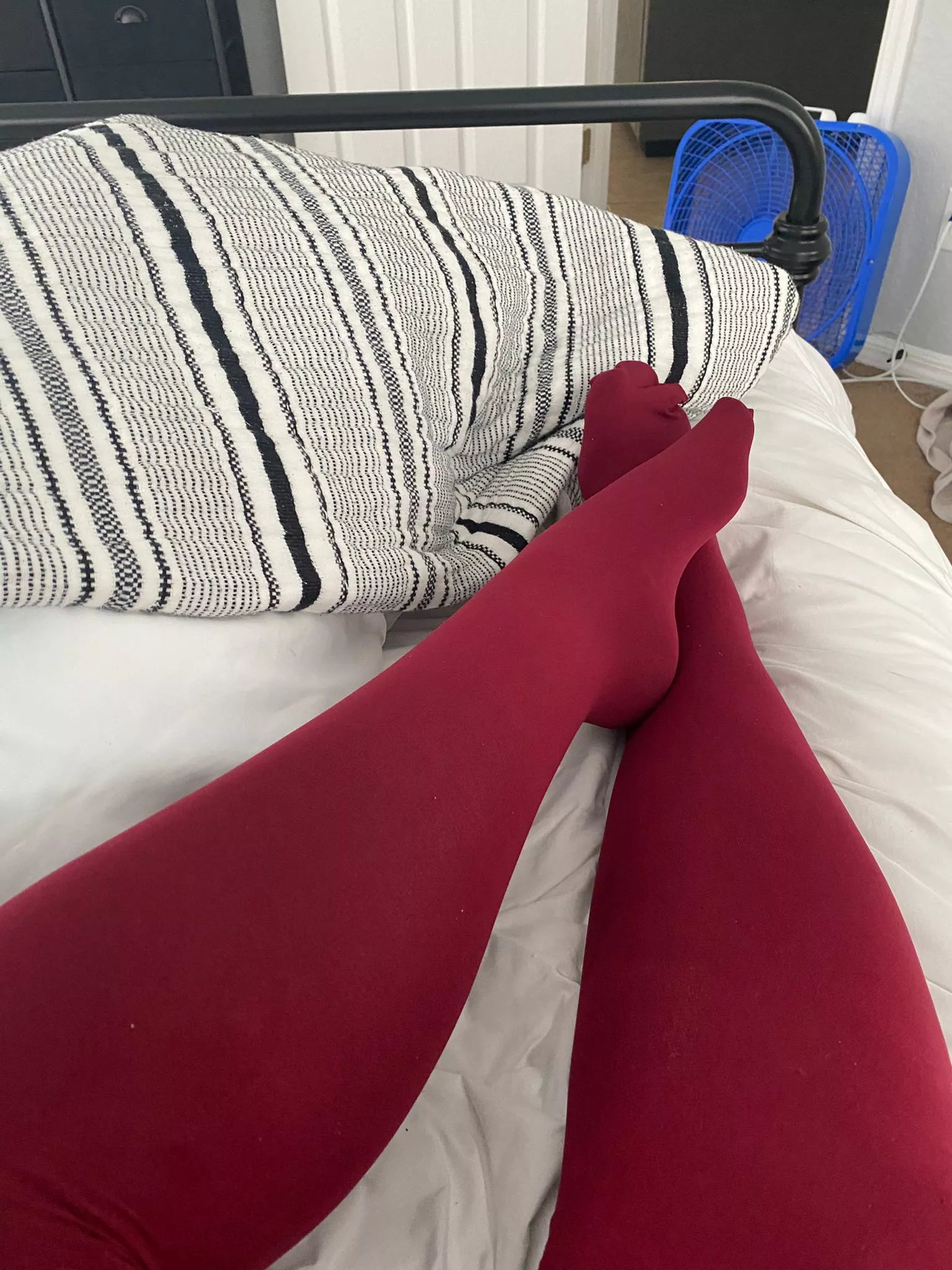 Come and rub my feet baby 😍