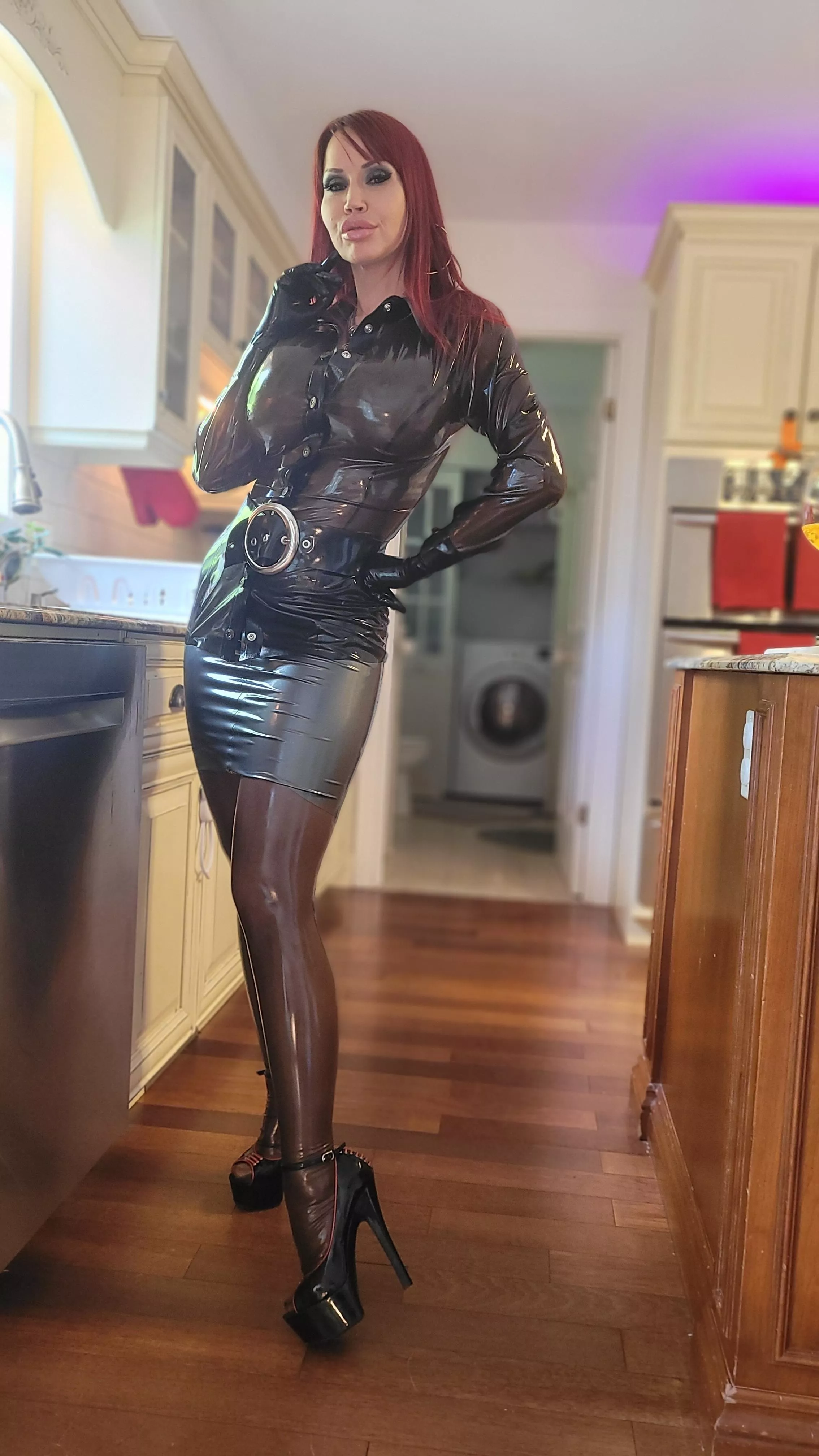 she's striking the pose in her fine latex 😍