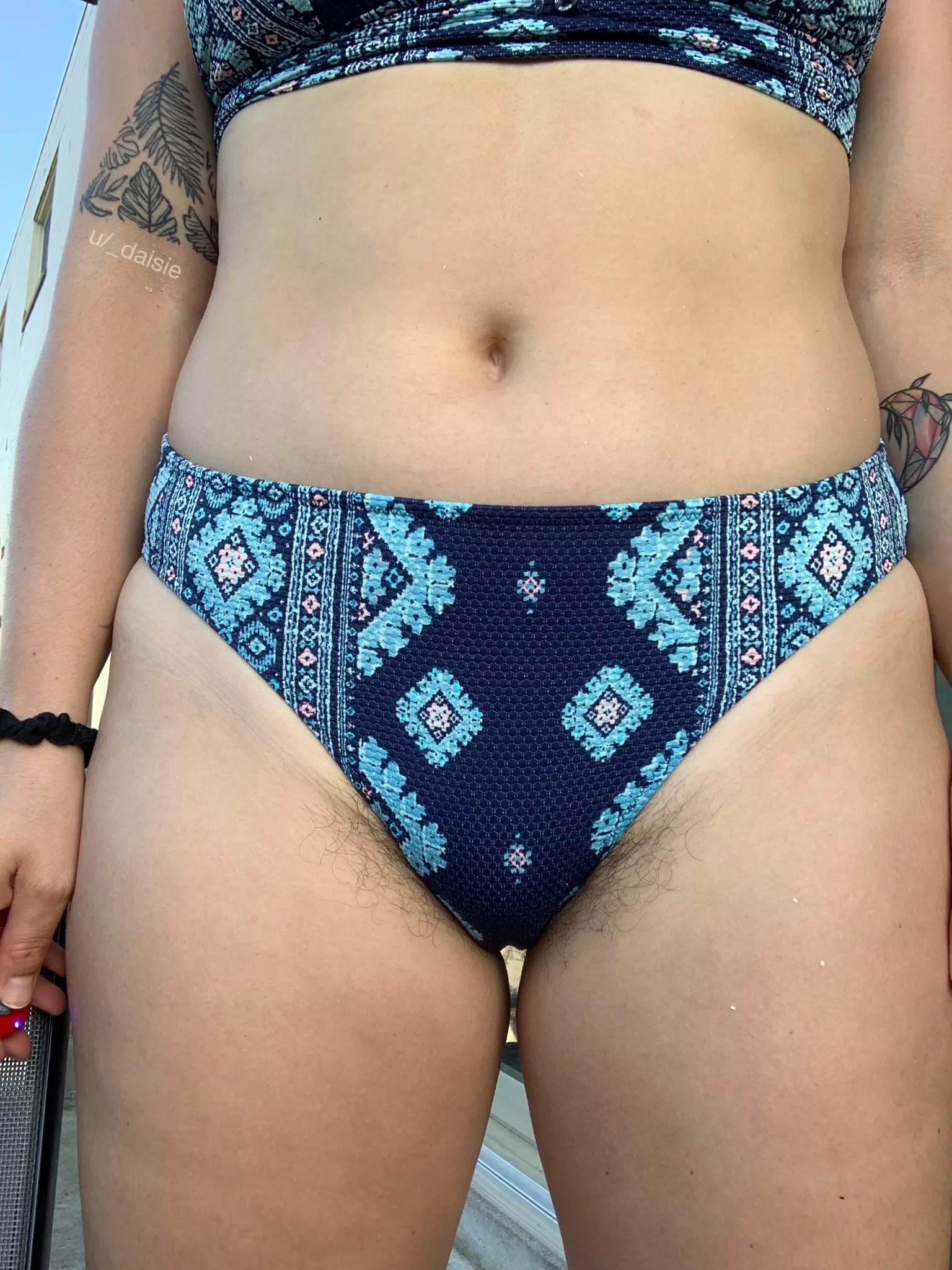 i love letting my bush peek out at the beach👙