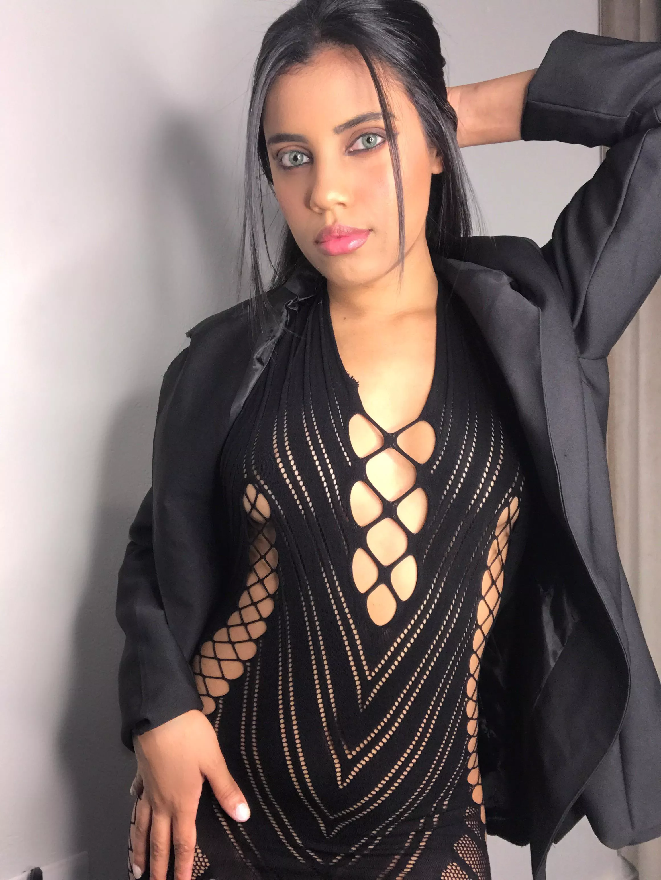 Cute or hot? 🤍23f