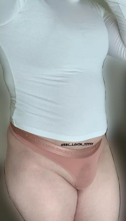 Do you see a tiny bulge in my panties? 🤏