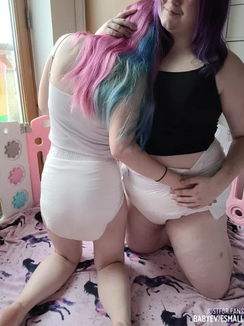 Girls that wet their diapers together stay together 🙈