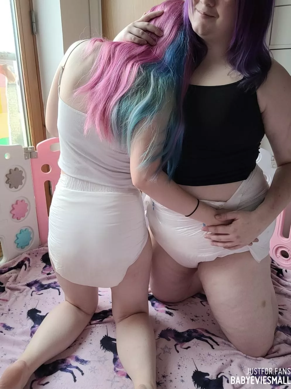 Girls that wet their diapers together stay together 🙈