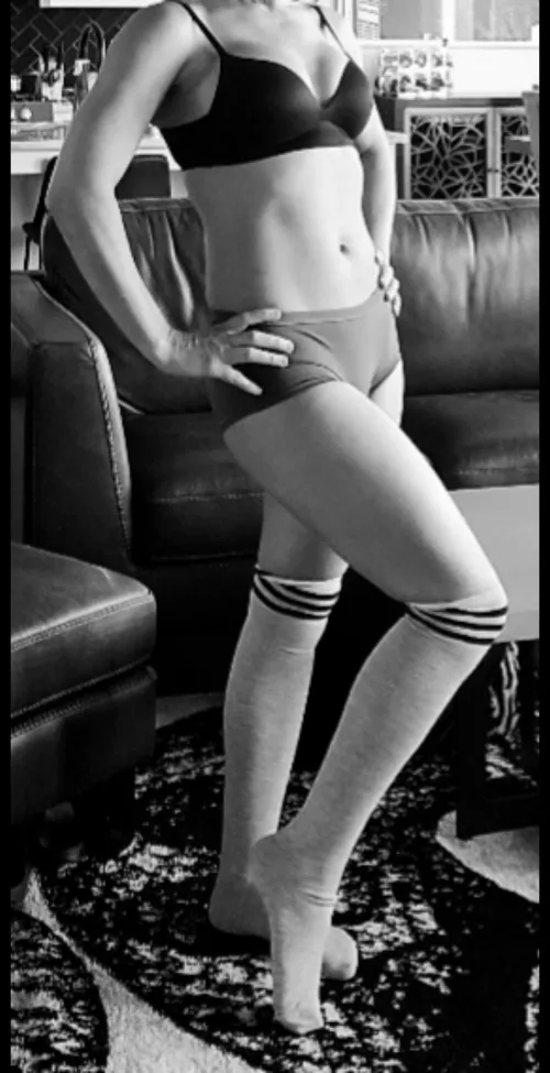 What's a housewife to do all day in an empty house? 🤷🏽‍♀️ 💋 ❤️