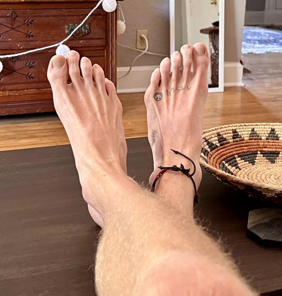 A lazy, well deserved Saturday morning. Feet up, coffee in hand, I just need a boy doing my chores and I’ll be set.