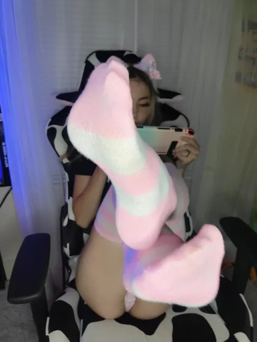 I wonder what color my toes are painted? 🙈😜