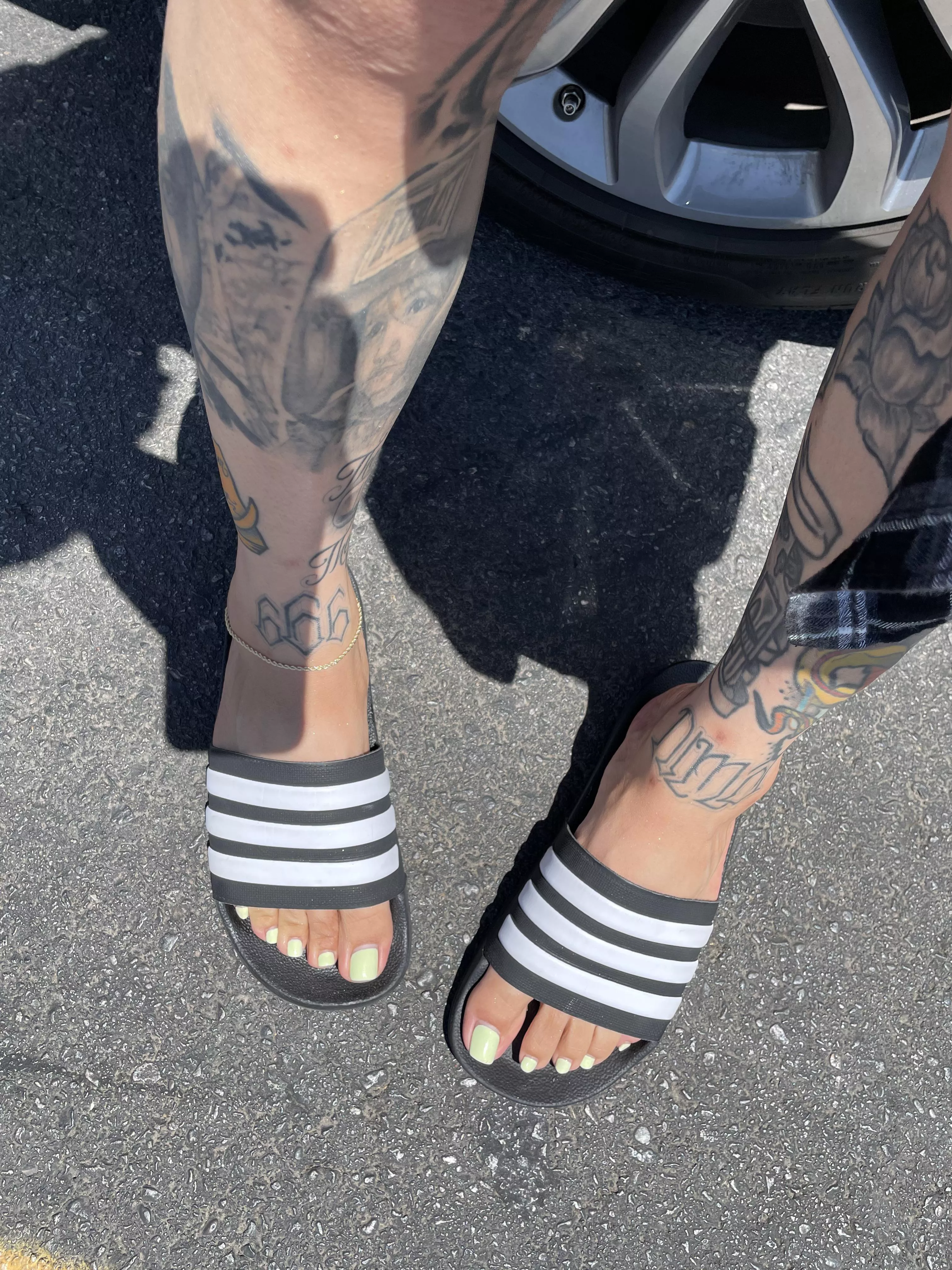 Sunny femboy toes 💕