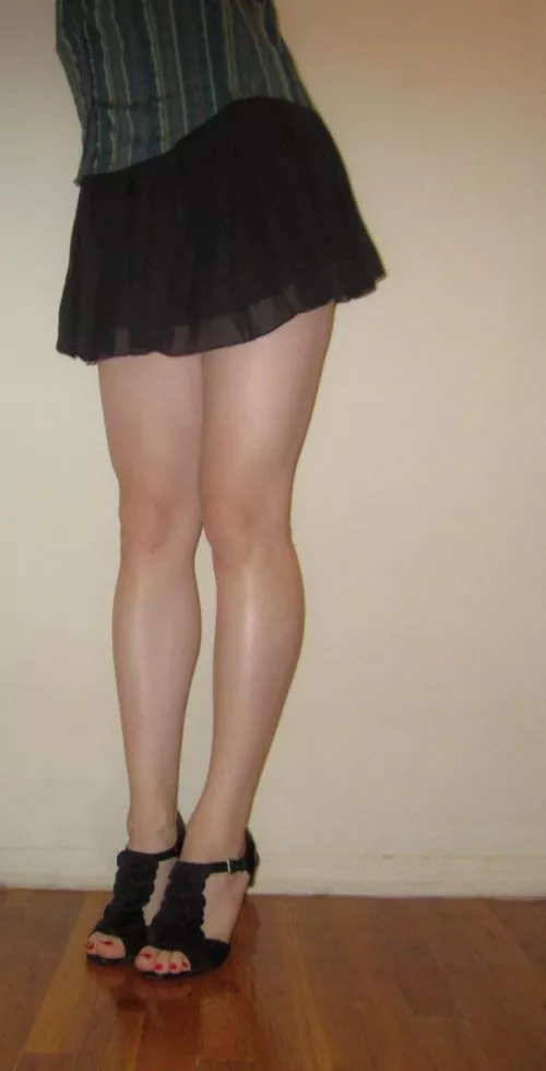 With legs like these and cute painted toes, who would care what’s in between? 😉