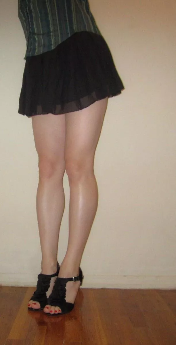 With legs like these and cute painted toes, who would care what’s in between? 😉