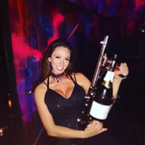 Ariella Ferrera (@ariellaferreraofficial) [Instagram]