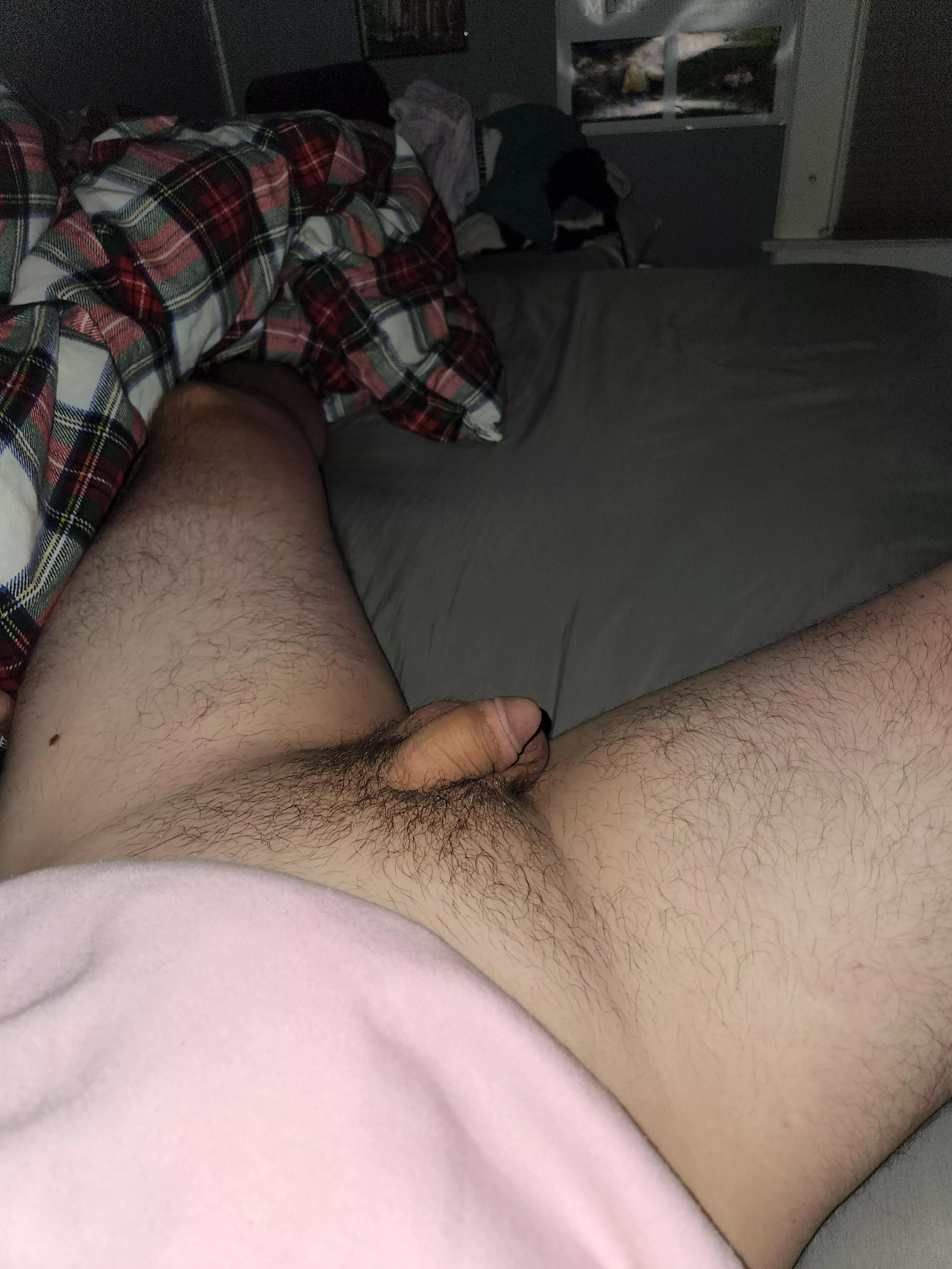 Anyone awake and interested in tying my hands to their bed before they edge and stroke me off? I promise it doubles in size hehe 😏