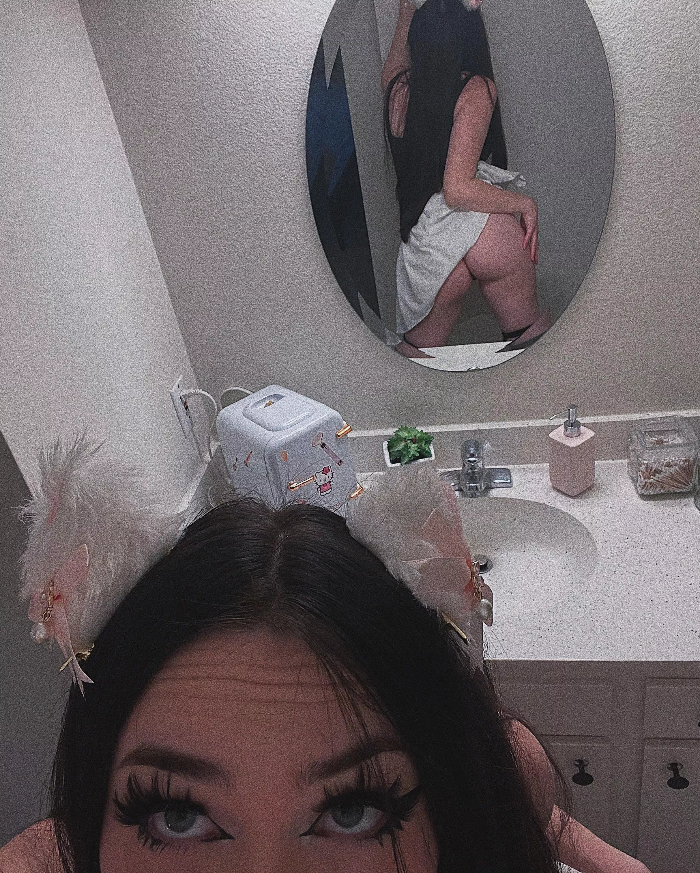 i’m lifting up my skirt so u can come fuck me !