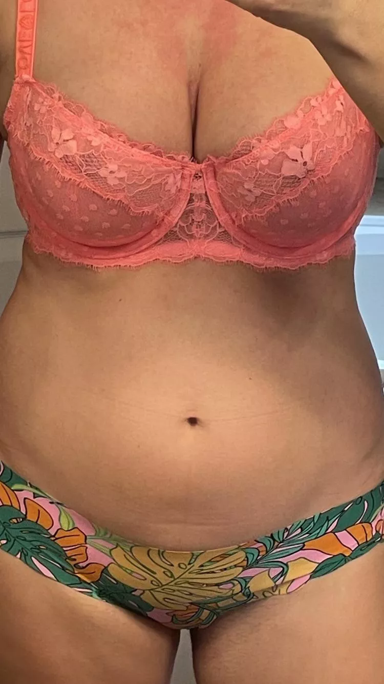 VAULT: 7/8/21- VS sheer peach lace w/ tropical no- shows - (NSFW)