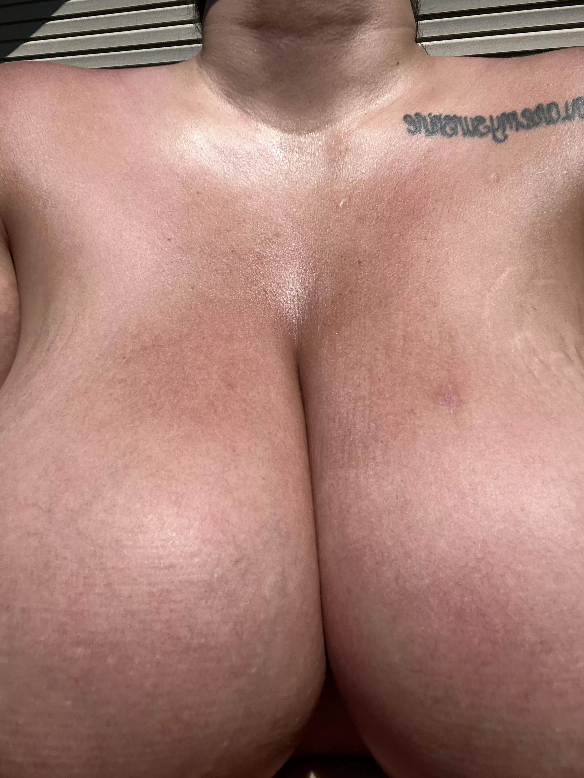 Gotta love a little glistening skin ☀️ (F)