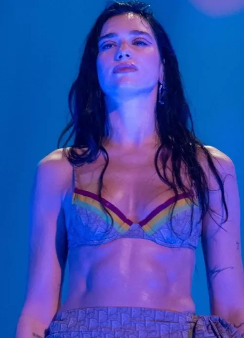 Dua sweaty abs 🤤