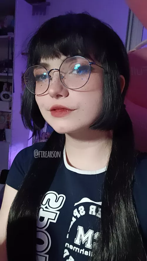 it's a lil bit blurry arg I need to find a way to make my pics less blurry, I wanted to make mirror pics maybe it'll help? 🌸