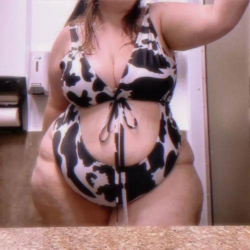 Almost to 70 inch hips/butt ahhhh so excited to live out my best cow life 🐮