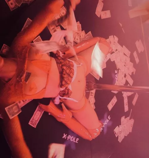 [F,19] This place I started dancing at on Thursday’s uses this system where they switch a red light on the floor on if management thinks I’ve gotten enough tips to justify taking off my pasties and/or thong for the audience… I’ve learned that the