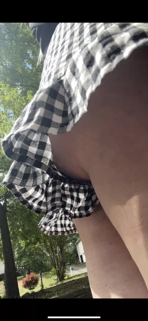 Hey ! I’m 22, new here and looking to get into some trouble 😈 message me