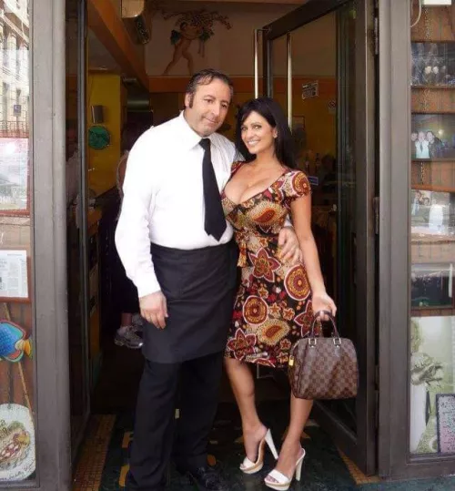 You can tell he’s perving hard over Denise that hand all the way around her lower waist squeezing her closer in so he can feel her huge tits pressed against him 😈🤤