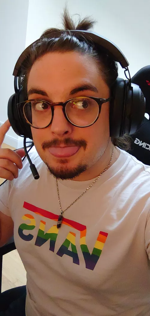 Another gaymer trying to stream 😅