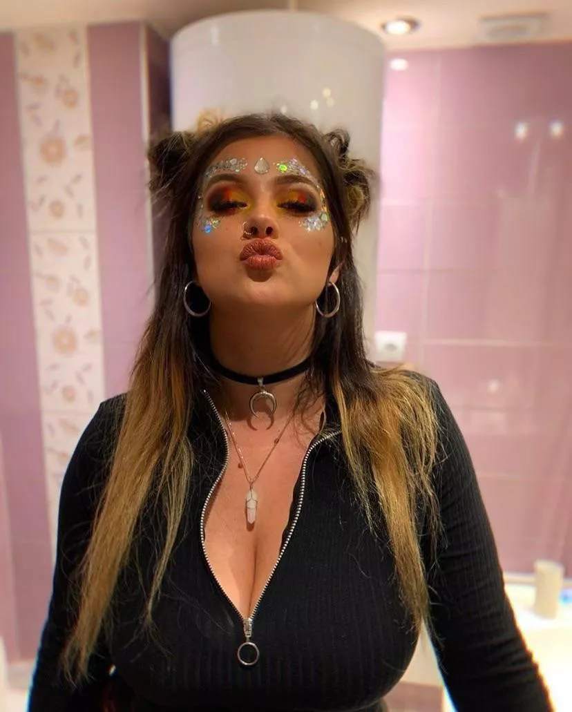 I want you to cum/spit over my slut for her nudes. (If you have a flesh light you get sex tape) Kik: bigboy199777