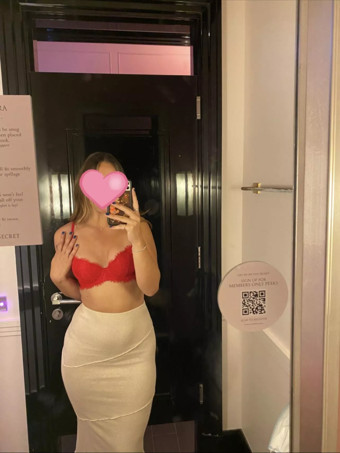 My selfie in the Victoria Secret change room 💕🌸