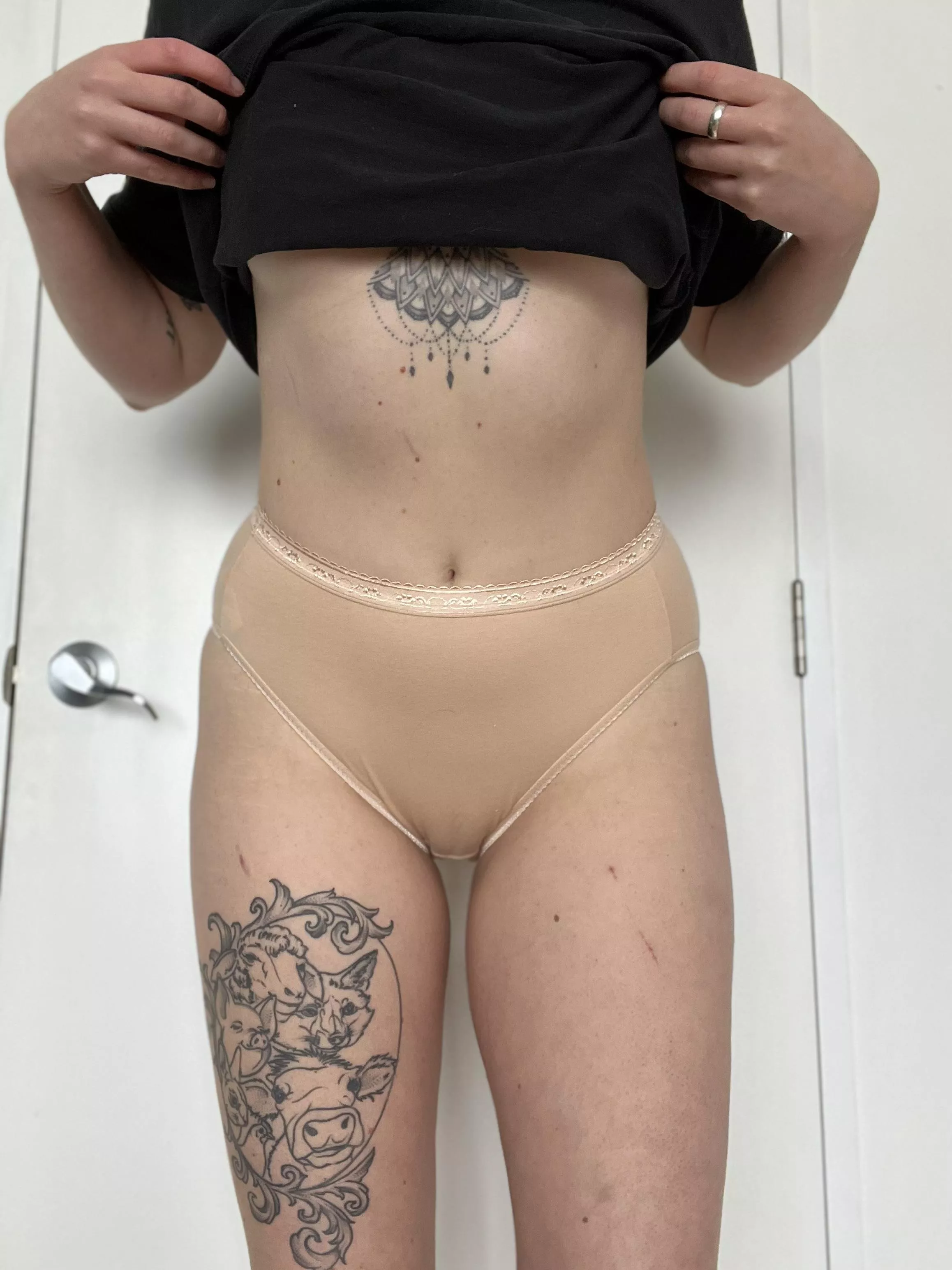 Mirror mirror on the wall, who has the plainest panties of them all 😆