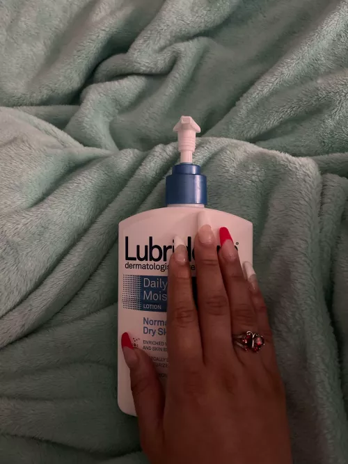 wanna watch me rub lotion all over my pretty hands? 💋✋🏽😘