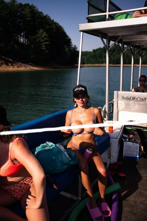 Lake life. Come see more 😝