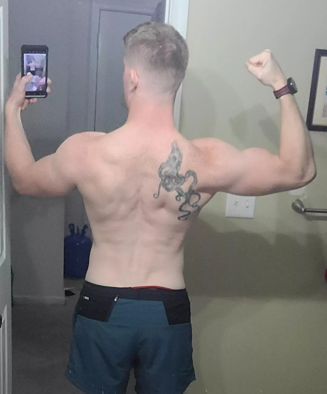 26 [M] I work out so on day, I can put a girl on my shoulder and eat her out. I can't be the only one with this fantasy.