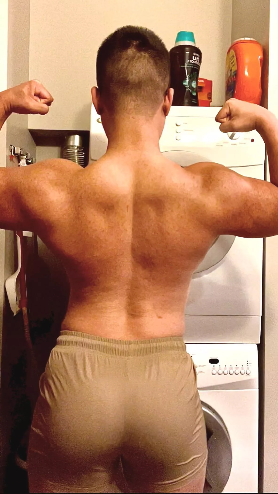 When you tryna show off your lats & delts but you’re leg & glute dominant 🥲