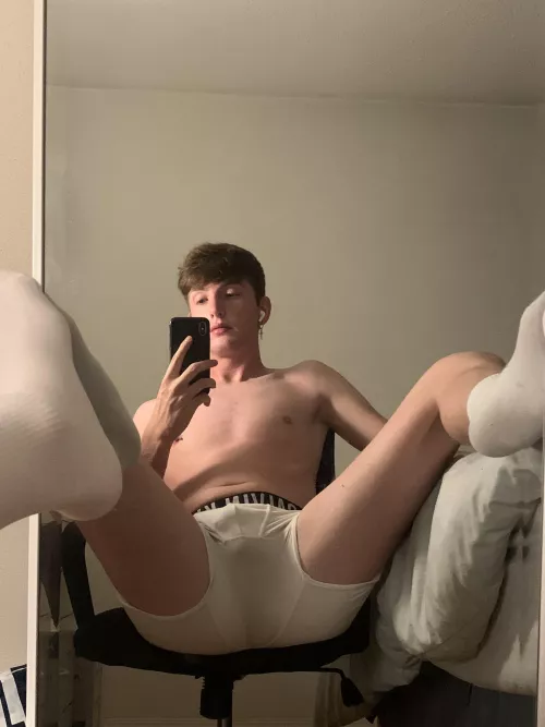 (19) feeling like a hole today 👀