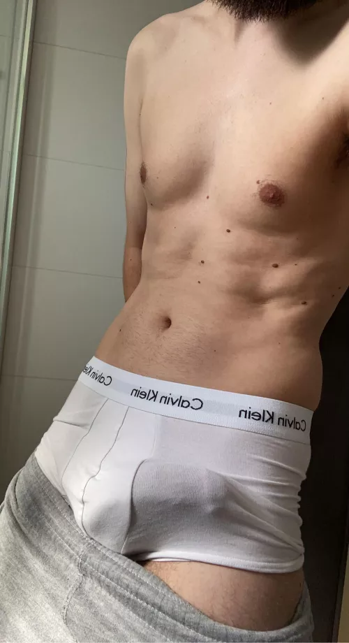 28[m] Chilling in my Calvins. Wanna come over? 😳 DMs open!