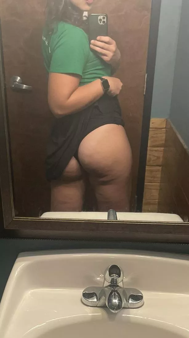 Who wants to cum worship this ass on a Sunday?